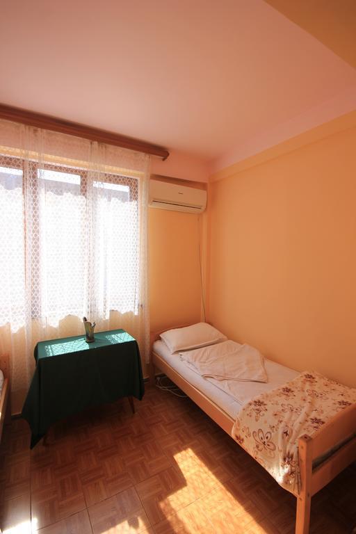 Center Hostel And Tours เยเรวาน ภายนอก รูปภาพ
